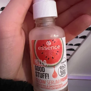Glow Serum Primer från Essence - Säljer ett primer serum från essence då jag inte använder det längre, det är ungefär 2/3 kvar av flaskan, den får sminket att hålla och luktar gott❤️
