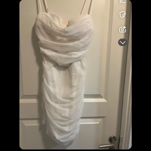 Vit axelbandslös klänning - Säljer denna klänning från oh polly som tyvärr inte passade mig i storlek, den är i helt nytt skick (lapp finns kvar) tyvärr aldrig använd. Perfekt till studenten. Pris 450 kr då den är helt oanvänd ( pris kan diskuteras) vid snabb affär. Storlek 6
