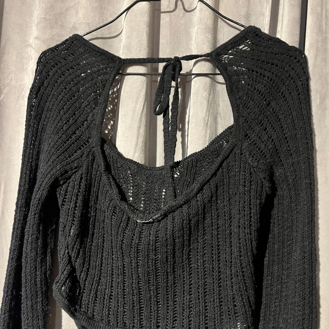 Svart stickad tröja med öppen rygg S