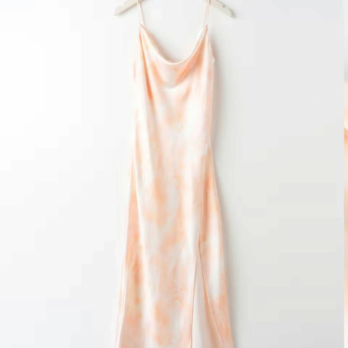 Ljus sidenklänning med slits - 2