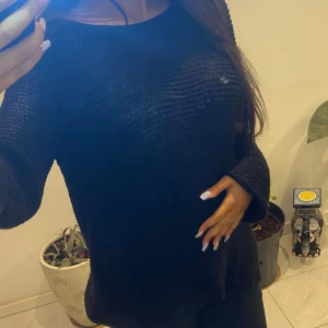 Svart stickad tröja från Gina Tricot - Mysig svart stickad tröja från Gina Tricot. Perfekt för kyliga dagar med sin bekväma passform och långa ärmar. Enkelt att matcha med olika outfits.