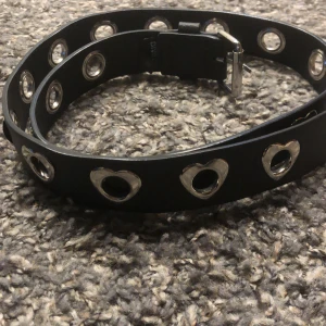 Gulligt hjärt-skärp från H&M💗💗 - Fick i julklapp förra året och aldrig använd.💗 Helt ny från Hm och är 91cm lång 💋💋