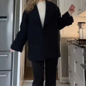 Mörkblå kappa IVY OAK - Säljer en superfin mörkblå kort kappa från IVY OAK🤩Den är knappt använd!!🩷 Nypris 3295kr!! 