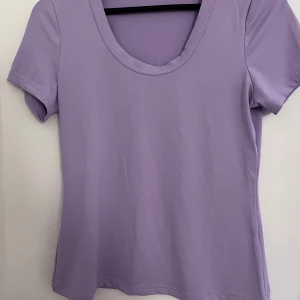 Färgglada t-shirts  - Säljer dessa tre sommar t-shirts i strl M. Den lila och gröna är inte i bomull utan ett tunnare luftigare material och den tredje t-shirten har en snygg detalj nertill. Skriv för fler bilder. Alla för endadt 200 kr, aldrig använt de 