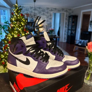 Jordan 1 High Court Purple - Säljer ett par Jordan 1 High Court Purple. Dem är bra skick men man kan behöva tvätta sulorna om man vill ha dem ännu renare. Det kommer även med ett extra par snören.