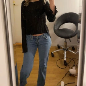 ARROW LOW - Jeans straight leg - novel blue - Snygga ”Novel Blue” jeans från Weekday i modellen Arrow Low Straight. Storlek W24 L32. Dom har blivit för små på mig men annars bra skick! Nypris 600kr