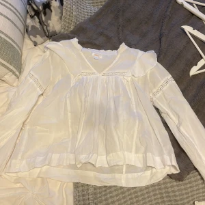 Vit blus  - En jättefin blus som kan användas under sommaren och våren! 