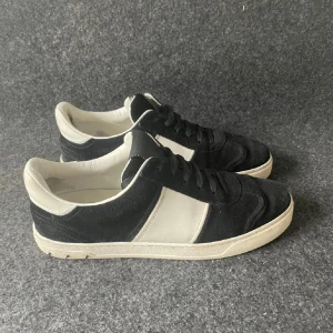 Valentino flycrew - Säljer nu mina sjukt snygga flycrews i storleken 40 men passar lite större. 3 nitar saknas se sista bilden. bra skick. Valentino kuvert ingår. För fler bilder och frågor är de bara att skriva🙌🙌 pris kan diskuteras vid snabb affär 