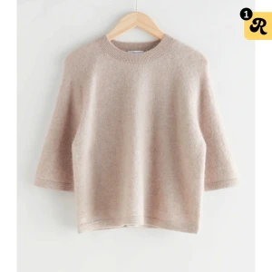 Beige stickad tröja - Mysig beige stickad tröja med trekvartsärm och rund hals. Säljer nu denna snygga trekvartsärmade tröja då den inte längre kommer till användning🩷 Den är köpt för 790kr från hemsidan.