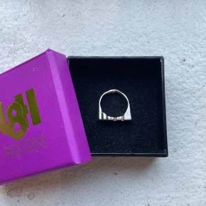 L8hasselblad ring - As cool och snygg ring från Lotta Hasselblad, den är i super bra skick och har inga synliga tecken på användning då den knappt är det! nypris 1100kr 💞