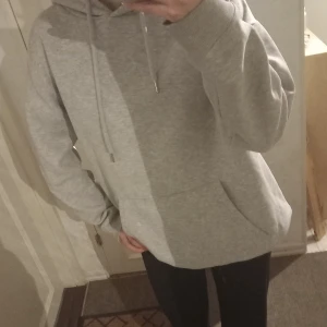 Oversized grå hoodie  - Hoodie som jag köpt på Vinted men var för stor så säljer vidare. Det står S men mer som en M. Jättefintskick jag har bara testat. Skriv ifall frågor🩷