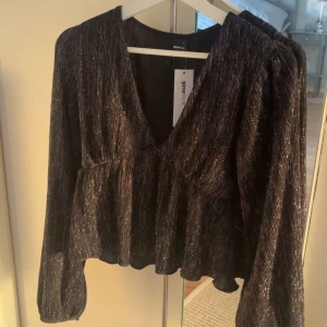 Svart glittrig topp från Gina Tricot - • Snygg svart glittrig topp från Gina Tricot                • Nyskick, aldrig använd                                             • Nypris 399kr, Pris går att diskutera 💗