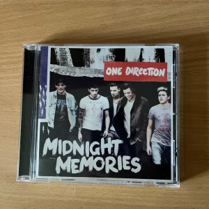 Cd-skiva one direction - Midnight memories på cd. Inga defekter på utseendet, däremot har själva skivan en repa och musiken hakar upp sig i slutet av happily och början av right now. Som sagt inga repor på utsidan så passar perfekt som dekoration och merche. Hör av er vid frågor 😊