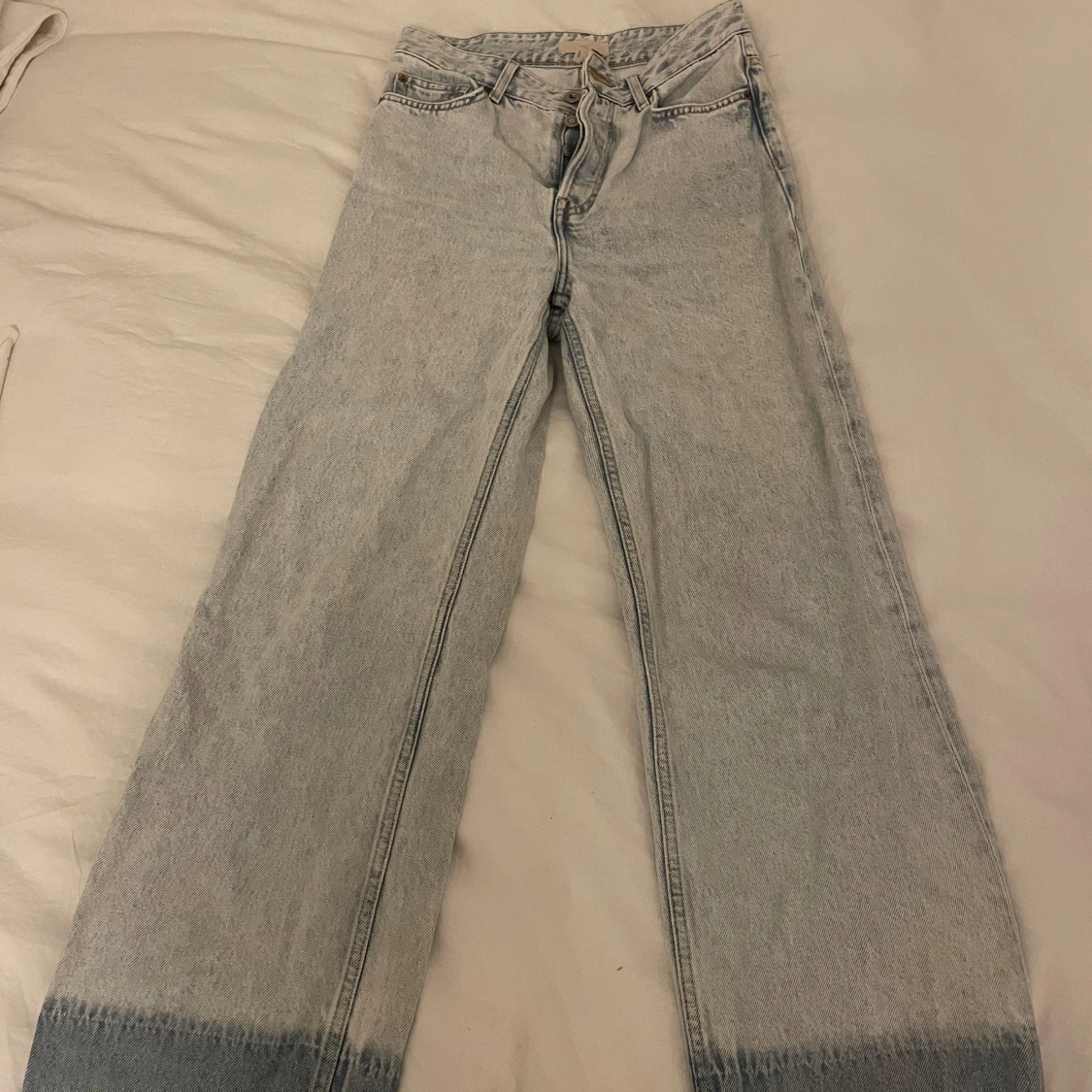 Ljusblå jeans med vida ben