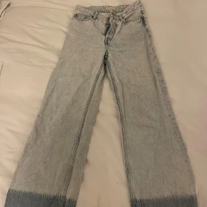 Ljusblå jeans med vida ben - Snygga ljusblå jeans med vida ben och hög midja. De har en unik design med mörkare partier längst ner på benen. Perfekta för en avslappnad stil.