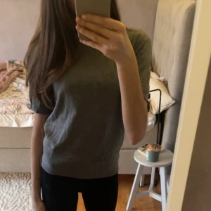 Grå t-shirt - Säljer en enkel och stilren grå tjockare t-shirt💗