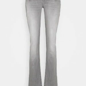Gråa ltb jeans - Snygga grå bootcut jeans med låg midja. Jättesköna och supertrendiga ny. Använd fåtal gånger men även köpt via plick men säljer då de är för stora för mig, går även med på byte för ett par i 27/34
