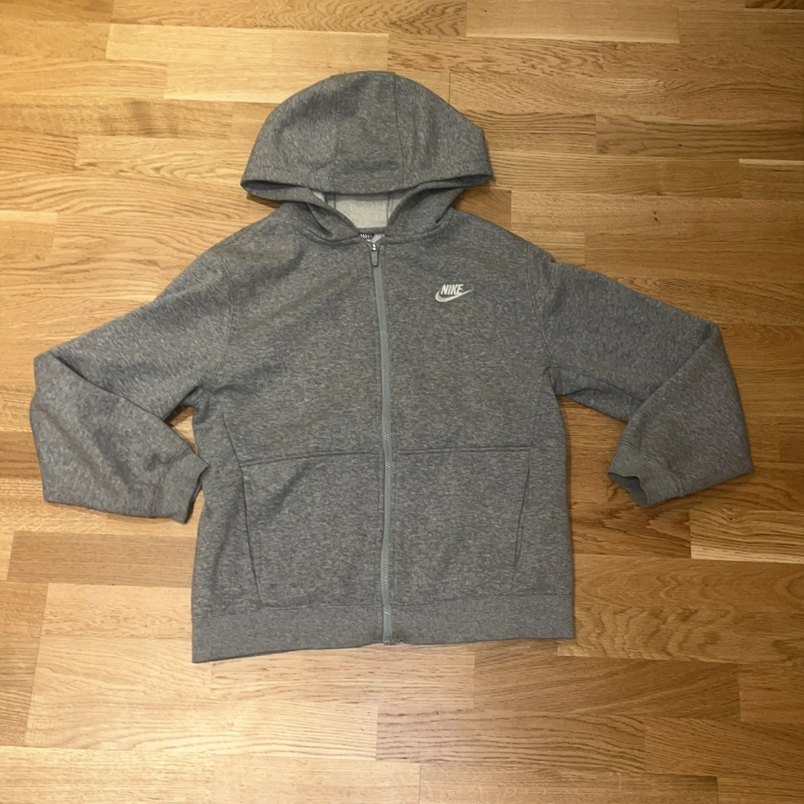Grå hoodie från Nike