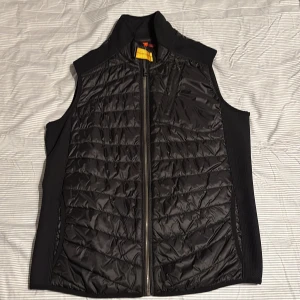 Svart väst Parajumpers - Snygg svart quiltad väst från Parajumpers. Kan gå ner i pris vid en snabb afärr! 