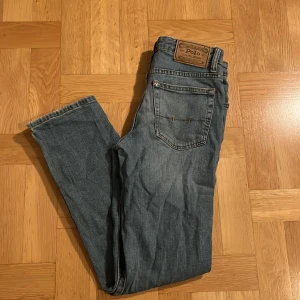 Blå jeans från Polo Ralph Lauren - Snygga blå jeans från Polo Ralph Lauren med klassisk femficksdesign. De har en normal passform/slim passform.
