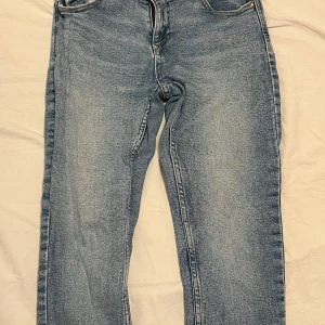 Blå jeans från Zara - Snygga blå jeans från Zara med klassisk femficksdesign. De har en rak passform och är tillverkade i ett slitstarkt denimtyg. Perfekta för en avslappnad stil.