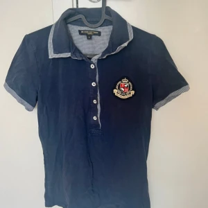 Marinblå pikétröja JH Collection - Säljer en mörkblå pikétröja från JH Collection by Hööks. Använd men i fint skick. 