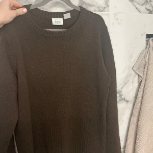 Brun stickad tröja  - Säljer denna super fina bruna stickade tröjan i mycket bra skick. Stolekslappen på tröjan har syddats ut men skulle uppskatta att den passar en S-M