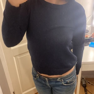 Mörkblå tröja från Vila - Säljer en stilren mörkblå tröja från Vila. Inget tecken på andvädning. Skriv för fler bilder 