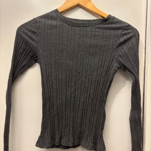 Grå ribbad tröja från Monki - En oanvänd grå ribbad tröja från Monki i storlek XS. Tröjan har långa ärmar och är superfin
