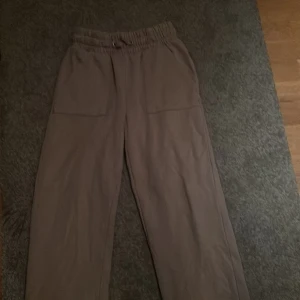 Beige mjukisbyxor - Säljer ett par bekväma beige mjukisbyxor från laget köpta för 200 säljer för 100 (pris kan diskuteras vid snabb affär) aldrig använda som ny köpa alltså och storlek Xs 