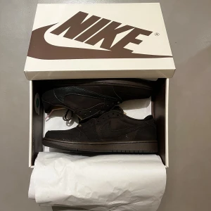Travis Scott Jordan 1 Velvet Brown - Travis Scott Jordan 1 Velvet Brown vinna via SNKRS appen. Kvitto finns, DS.