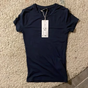 Säljer min marin blå tajta T-shirt. - Nu säljer jag min helt oanvända T-shirt, i storlek xs. Den är jätte fin.