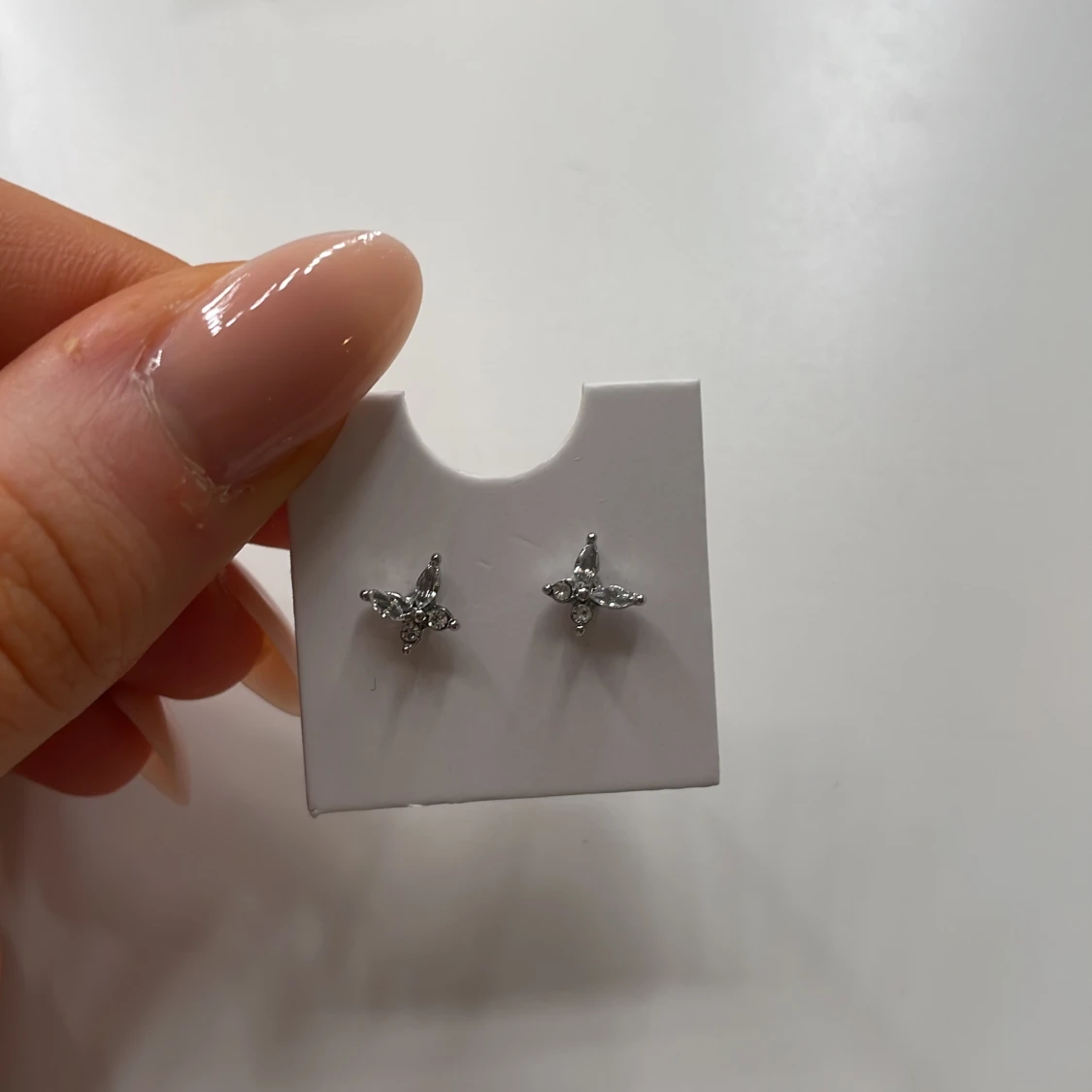 Silverfärgat smyckeset med diamantfjärilar - 90