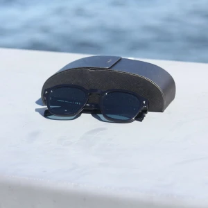 Prada solglasögon  - Prada OPR A16S solglasögon med blå linser och guldfärgade metalldetaljer, Made in Italy. Storlek S, glasbredd 49 mm, näsbrygga 24 mm och skalmlängd 145 mm. Nästan ny, säljs med originalbox, fodral och certifikat. Inköpta via auktoriserad återförsäljare, nypris 4500 kr. Exklusiv design som passar både formella och avslappnade outfits. Spårbar frakt inom 1-2 arbetsdagar. Referenser finns vid förfrågan.