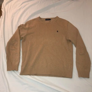 Beige stickad tröja från Polo Ralph Lauren - Säljer en beige stickad tröja från Polo Ralph Lauren. Tröjan är 9/10 skick och perfekt för en fet vinter outfit.
