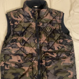 Camouflage dunväst från Philipp Plein - Unik och snygg Philipp plein väst. 10/10 skick inga defekter 