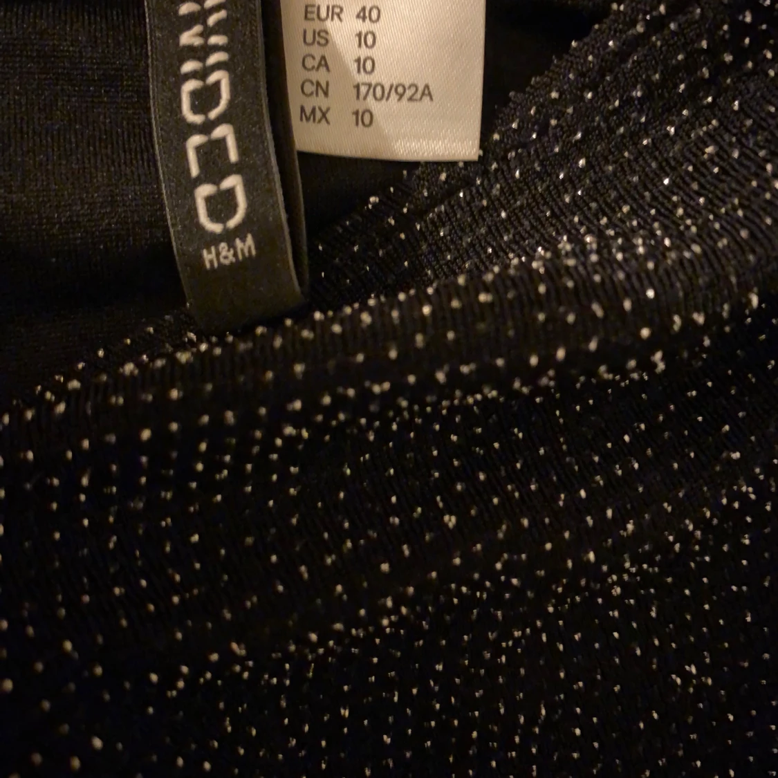 Svart glittrig klänning från H&M - 92