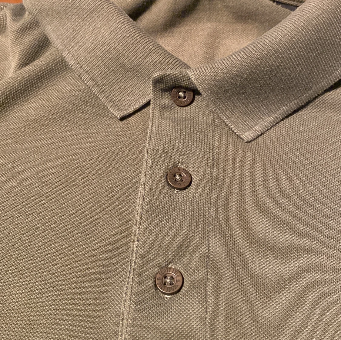 Olivgrön pikétröja med gul logotyp - 92