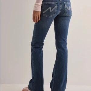 Blå bootcut jeans - Dessa supersnygga jeans ifrån Nelly, använda fåtal gånger🤍 nypris 699