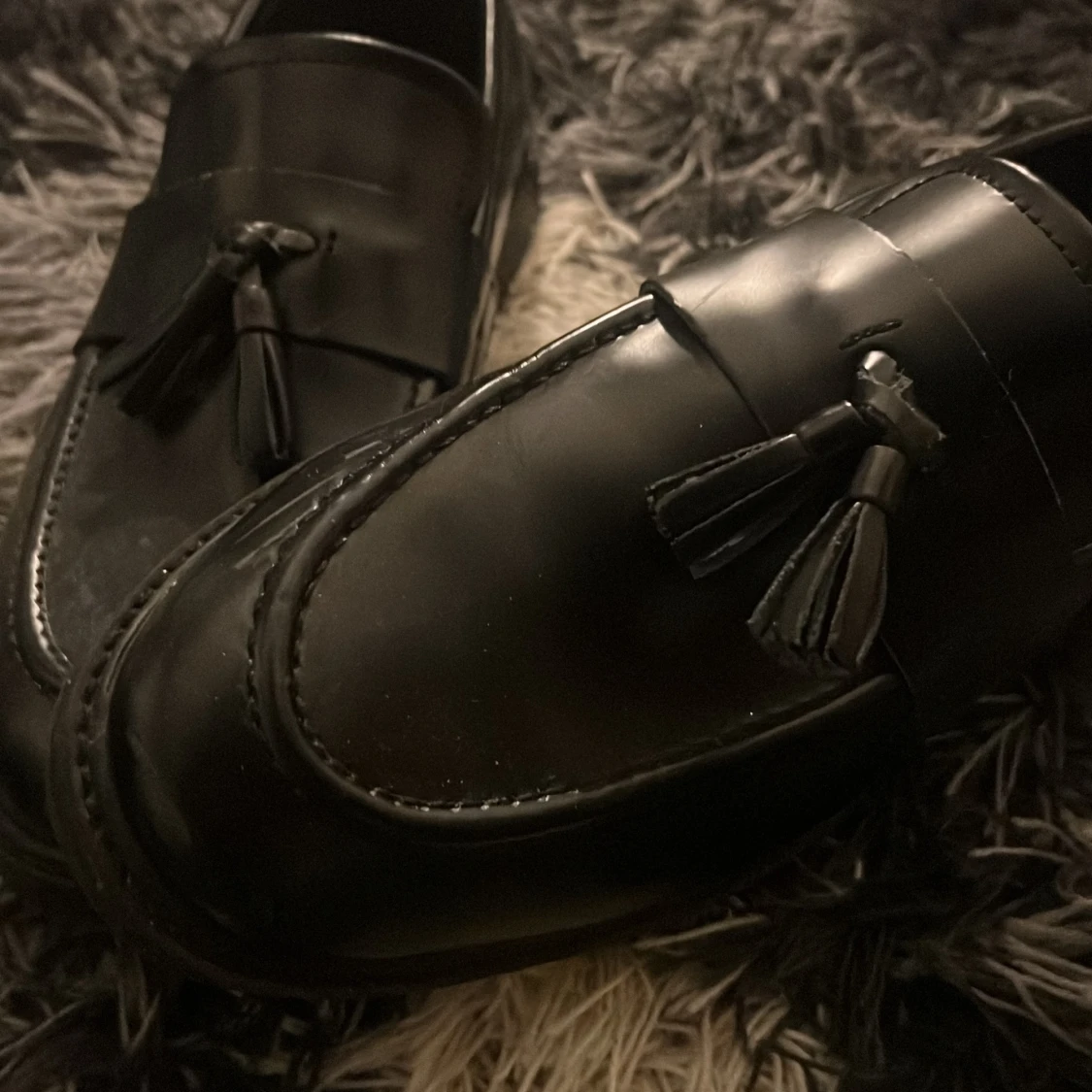 Svarta loafers med tofsar - 90