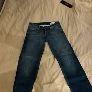 Blå jeans Mike Comfort Fit - Säljer ett par blå jeans i modellen Mike Comfort Fit. De har en klassisk femficksdesign och en bekväm passform. Perfekta för en avslappnad stil.