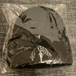HELT NY mössa från von greven closet - Snygg svart mössa med broderad text 'VGC VESTITY' framtill. Perfekt för att hålla värmen under kyliga dagar. Enkel och stilren design som passar till det mesta. HELT NY!!