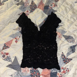 Svart spetstopp - Säljer denna jättefina spets toppen från stradivarius i nyskick! En av mina favorit toppar men den kommer tyvärr inte till användning 💓Den har en otroligt fin passform som uthäver kurvor.