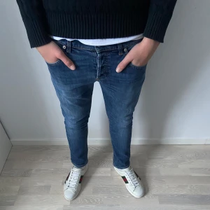 Dondup Jeans  - Tjena! Säljer nu dessa snygga mörkblåa Dondup jeansen. Jeansen är i riktigt bra skick 9/10, inga fel eller defekter förekommer. Hör av dig vid frågor eller funderingar!