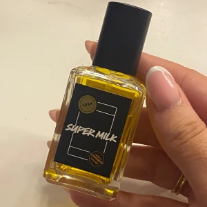 Super Milk parfym från Lush - Säljer en flaska Super Milk limited edition parfym från Lush, anledningen är att det inte var min typ av parfym tyvärr. Nästintill oanvänd, sprutat 3-5 sprut. Nypris 450kr, 39kr frakt. 