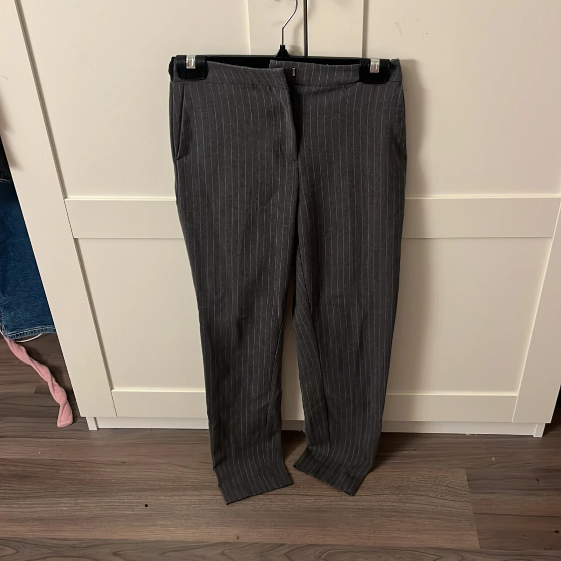 Grå randiga kostymbyxor från Amisu