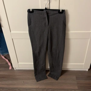 Grå randiga kostymbyxor från Amisu - grå kostymbyxor från Amisu med diskreta ränder. Stora i storleken för mig som har 36