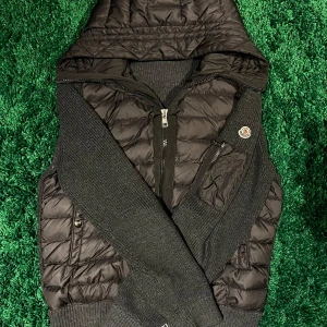 Moncler Cardigan - Säljer denna tvärfeta gråa cardigan från Moncler i storlek XL (sitter dock också som L). Är 190cm och 80kg, passar mig utmärkt. Jackan är i bra kondition bortsett från en liten avklippt lapp samt några väldigt små ytliga repor som knappt syns. Har du några frågor är det bara att skriva! Priset är inte hugget i sten.