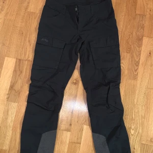 Lundhags vandringsbyxor - Black Lundhags TRAVERSE II hiking pants, only been used once. Size 38/M, perfect condition, like new.  Original price is around 1300sek.  https://www.xxl.se/lundhags-traverse-2-pant-vandringsbyxa-dam-svart/p/1141344_2_Style?srsltid=AfmBOoqnc8OLFLcJ0QRm80kobUjeJqDP9vNySxIChjzw5xdn-IVeyw5U8oA&gStoreCode=511&gQT=2