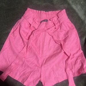 Rosa shorts med resårmidja - Snygga rosa shorts med resårmidja för en bekväm passform. Perfekta för varma sommardagar. De har en enkel design utan mönster eller extra detaljer.